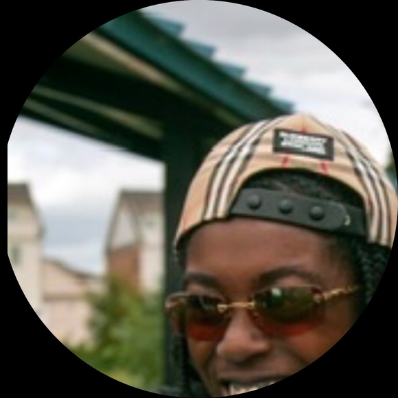 Poshmark profile picture for @leeway